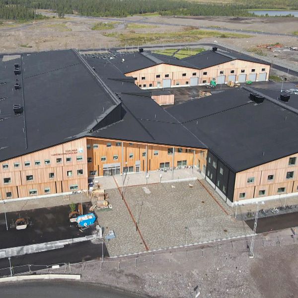 Nya Hjalmar Lundbomsskolan i Kiruna fotograferat från luften.