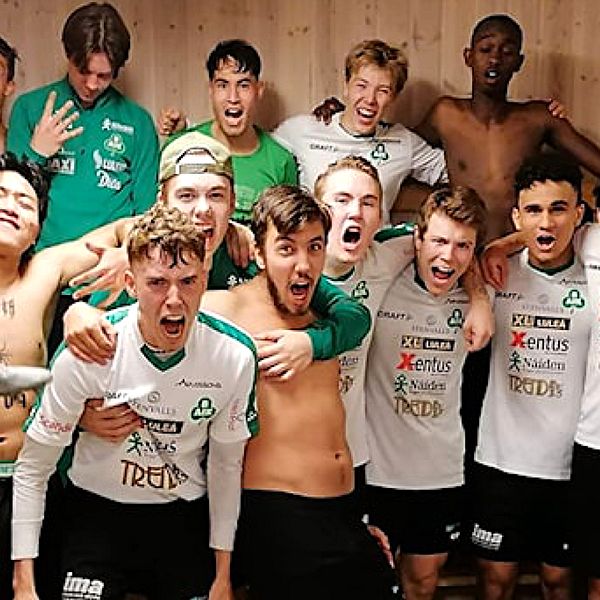 Bergnäsets AIK:s utvecklingslag jublar högt i omklädningsrummet efter en seger.