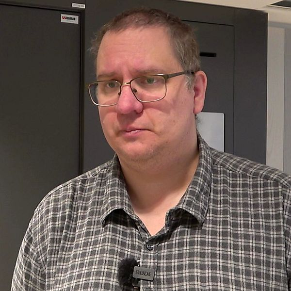 Åklaagren Jonas Fjellström intervjuas inne på Luleå tingsrätt i en vitgrå-rutig skjorta.