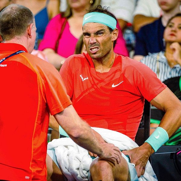 Rafael Nadal tog en medicinsk timeout efter känningar i den höft han fått opererad sent i det tredje setet.