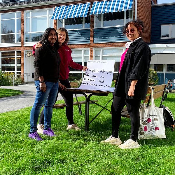 Lärare på Mellansels folkhögskola med en affisch inför manifestationen.