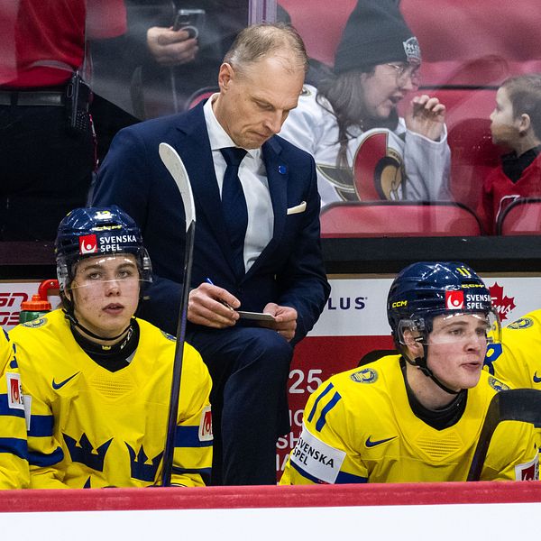 Magnus Hävelid manar på sitt JVM-lag i bronsmatchen mot Tjeckien.