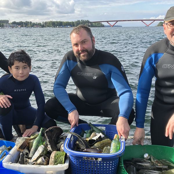Mattias, Hugo, Albin och Bertil har plockat skräp i vattnet i Motala.