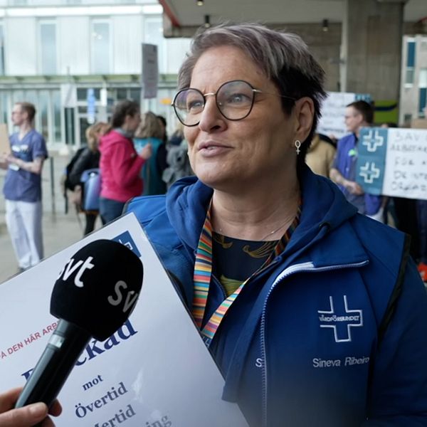 Vårdförbundets Sineva Ribeiro och SKR:s Jeanette Hedberg står utanför Huddinge sjukhus och protesterar i samband med övertidsblockaden som inleddes under torsdagen.