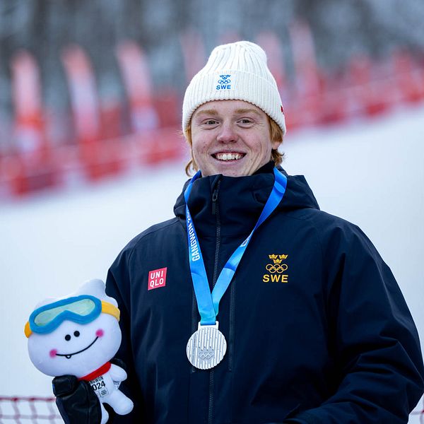 Elliot Westerlund glad efter silvermedaljen i slslom på ungdoms-OS i Gangwon i Sydkorea.