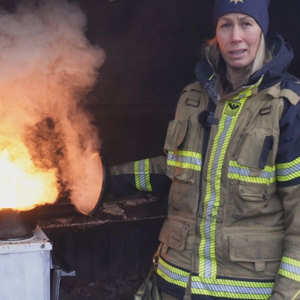 Brandmannen Isabel Mandahl Malm vid en brinnande kastrull