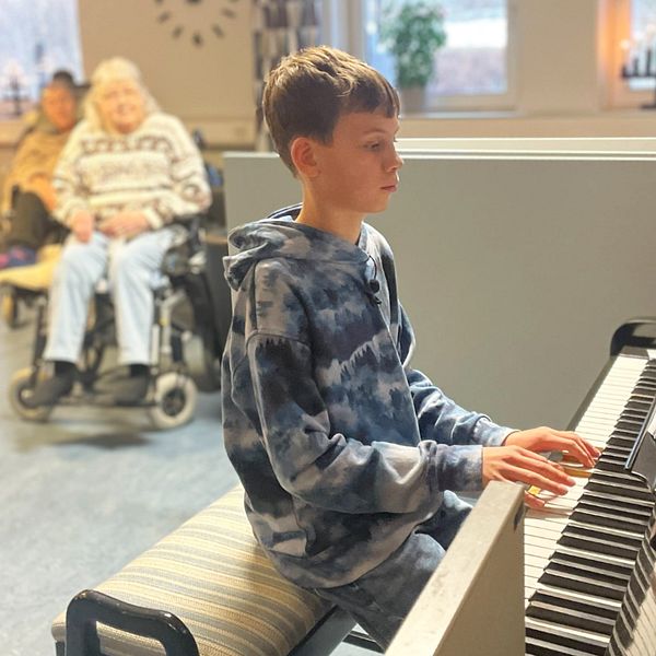 Malte Grann spelar piano på ett äldreboende i Växjö