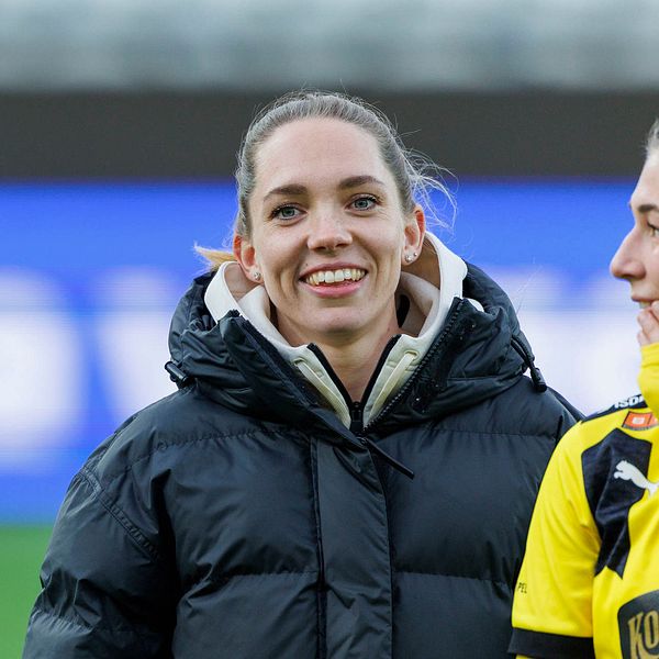 Fotbollsspelaren Elin Rubensson ler.