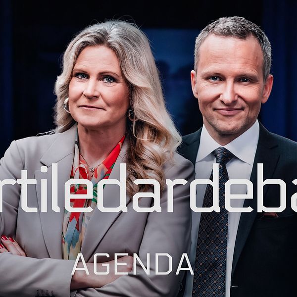 Två personer står framför Agenda-studio med texten ”Partiledardebatt 2025-05-04”.