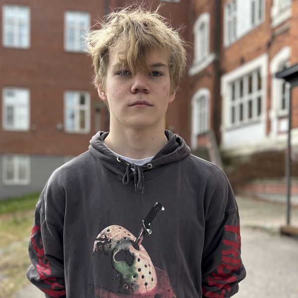 Olle Andersson stor utanför Nyströmska skolan i Söderköping