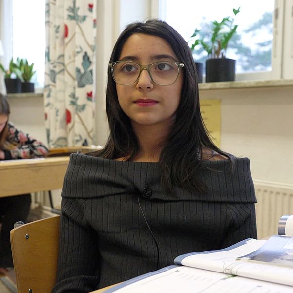 10--årige Sara Allahdini sitter i skolbänken.