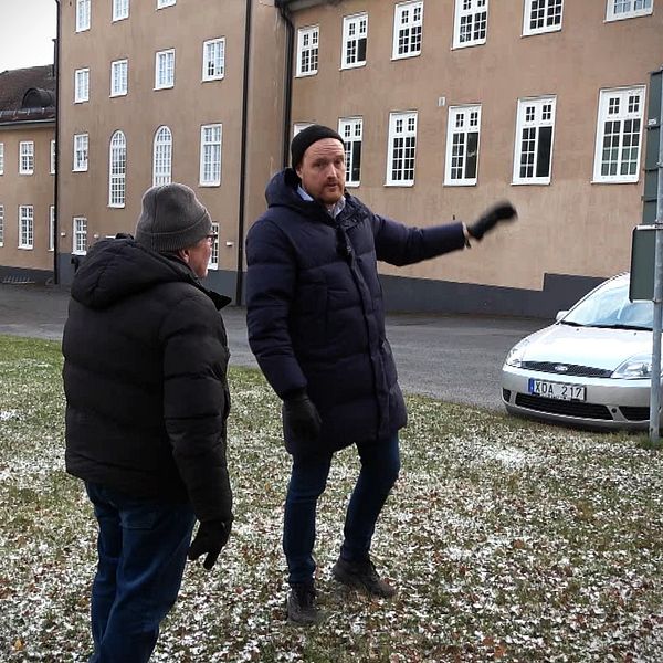 Niklas Daoson (S) intervjuas av Bengt Eriksson från SVT.