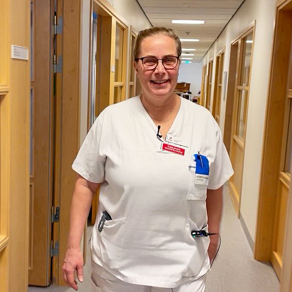 kvinnlig läkare går i en korridor