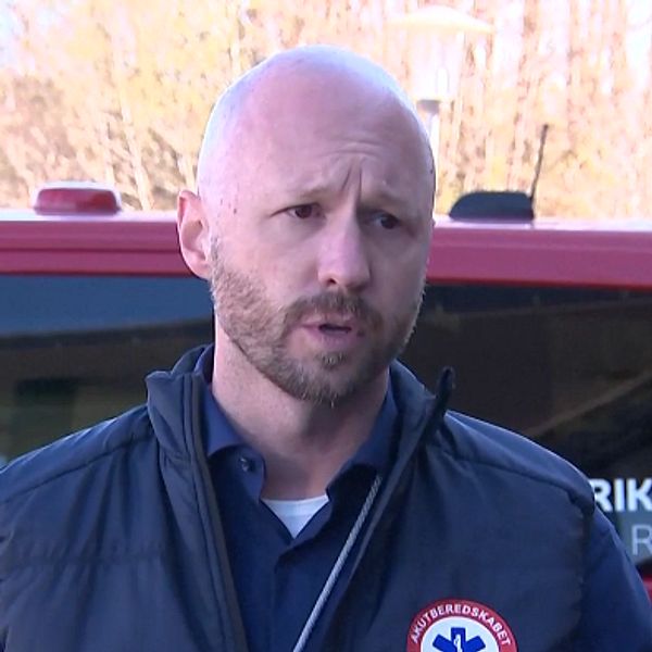 Anders Heimdal från danska räddningstjänsten på pressträff om tågolyckan i Hillerød
