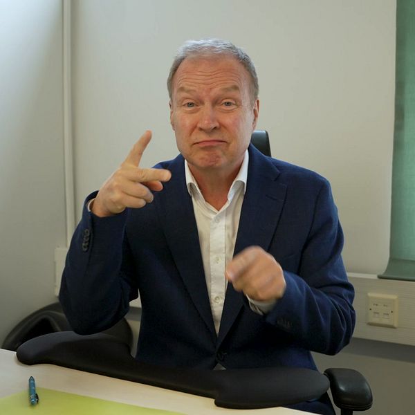 Markku Jokinen, verksamhetsledare på Finlands Dövas Förbund, sitter vid ett skrivbord.