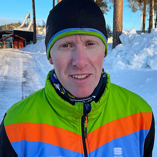 Elitidrottstränaren Kalle Gräfnings i löparkläder står ute i vinterväder