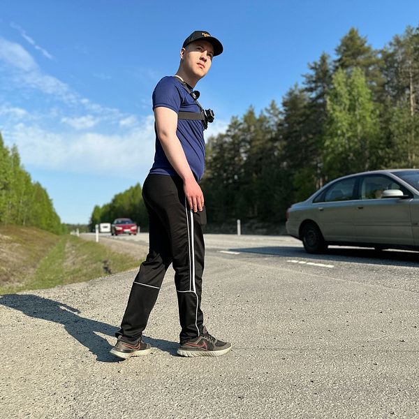 David Nyberg väntar på att kunna springa mellan bilarna över E12:an i Kåddis i Umeå
