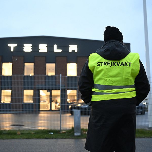 Strejkvakt utanför Teslas servicecenter i Segeltorp.