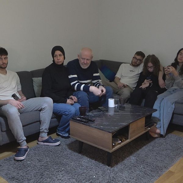 Lundafamiljen sitter tillsammans och tittar på TV.