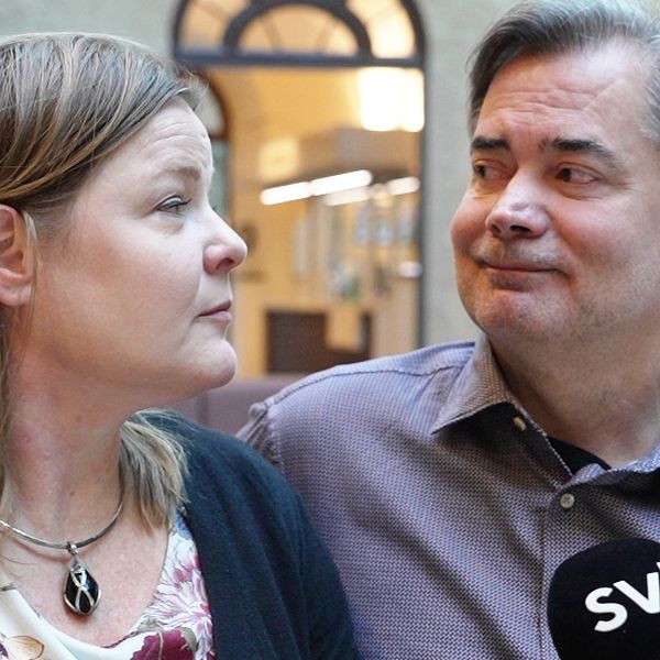 Karin och Mikael Elmegard ser på varandra i Stockholms tingsrätt.