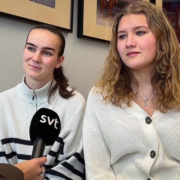 Två unga tjejer blir intervjuade i ett grupprum på en gymnasieskola.