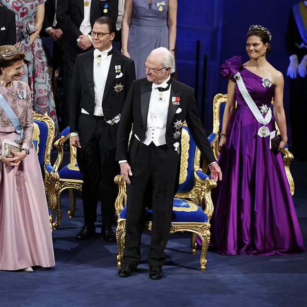 Elles föredetta chefredaktör Cia Jansson sammanfattar nobelfestens kungliga mode. Fram träder tre tydliga trender: Lila, sobert och återbruk.