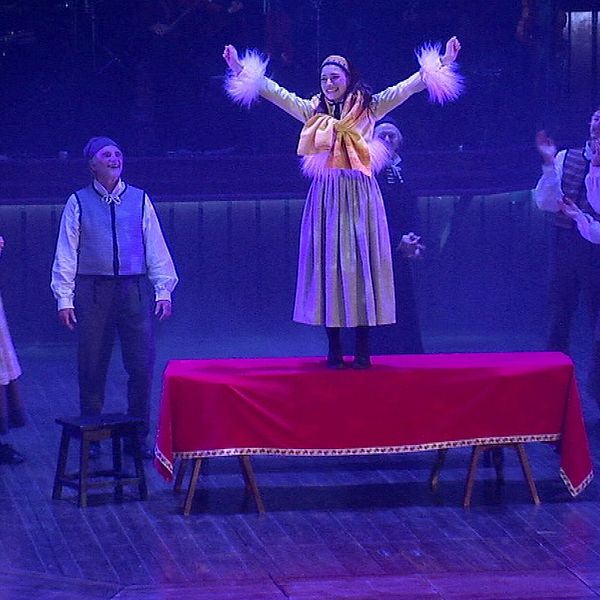 Skådespelare på scenen i Västanås teaterscen i Berättarladan