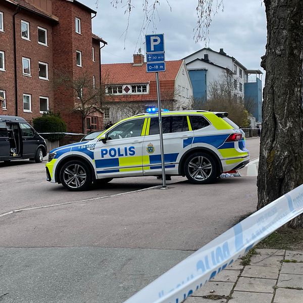 Polisbil på Oxbacken i Västerås, där polisen utreder ett grovt våldsbrott.