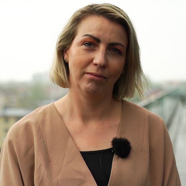Emilie Orring, moderat lokalpolitiker, står på en balkong