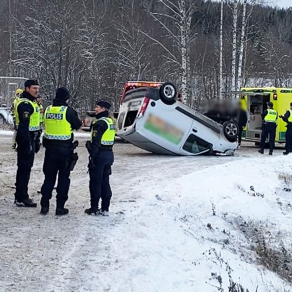 En bil har vält och landat på taket i Timrå.
