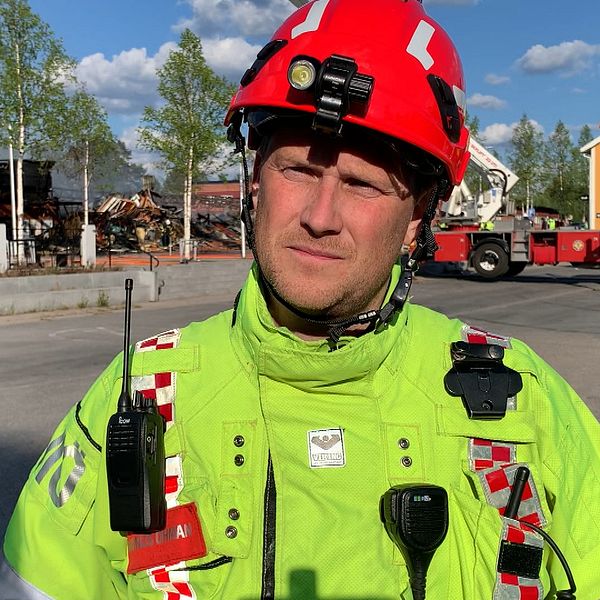 Insatsledaren Magnus Öhman står framför brandplatsen i Arvidsjaur där Coops butik totalförstörts i en stor brand