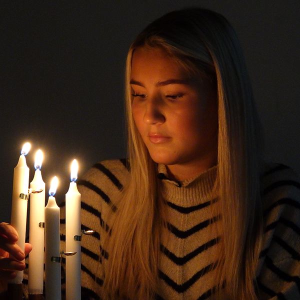 tjej som tänder ljus