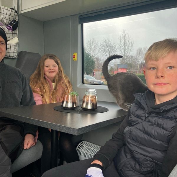 Familjen Bengtsson Nilsson sitter i sin omgjorda linjebuss tillsammans med katten Lovelia