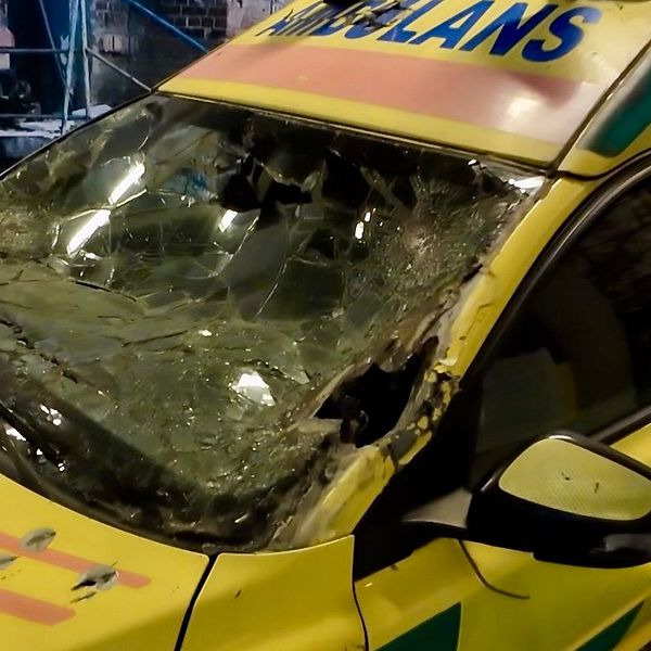 Sönderskjuten svensk ambulans som symboliserar krigets närhet.