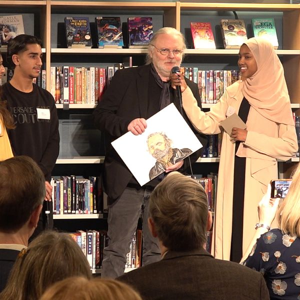 Nobelpristagaren i litteratur, Jon Fosse, möter elever på Rinkeby bibliotek.