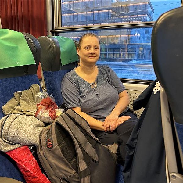 Kvinna som sitter på ett tåg.