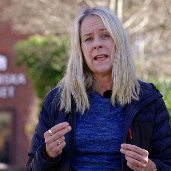 Kvinna gestikulerar utanför Carlanderska Sjukhuset i Göteborg, reporter på SVT som förklarar hur sjukhuset jobbat med TVT-O och fäst bandet i blygdläppar på närmare 300 kvinnor.