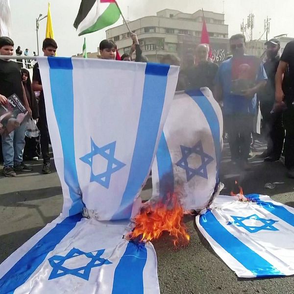 En israelisk flagga eldas upp i protester.