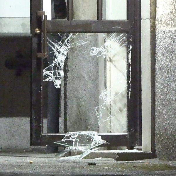 En dörr med krossat glad efter skottlossning.