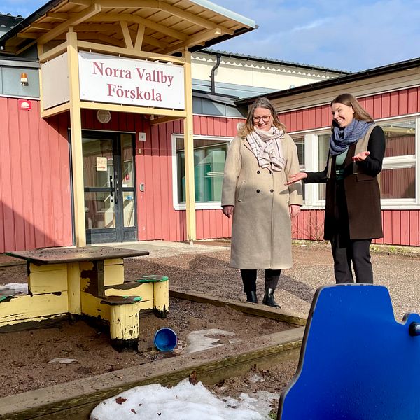 Lokalplanerare Maria Tsingos och biträdande rektor Maria Levin kollar in behovet på förskolegården.