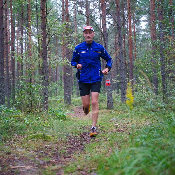 Emil Larsson springer i skogen i Hågadalen