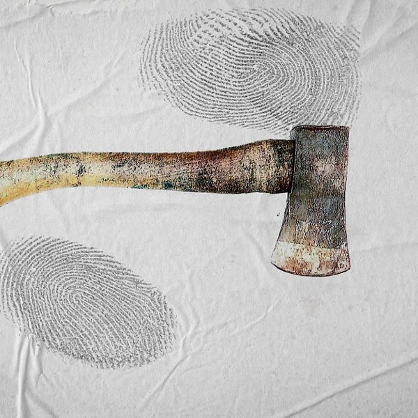 En rostig yxa placerad på en krinklad, ljus bakgrund med två tydliga fingeravtryck runt den. Det ger en känsla av kriminalteknik och undersökning av ett brott.