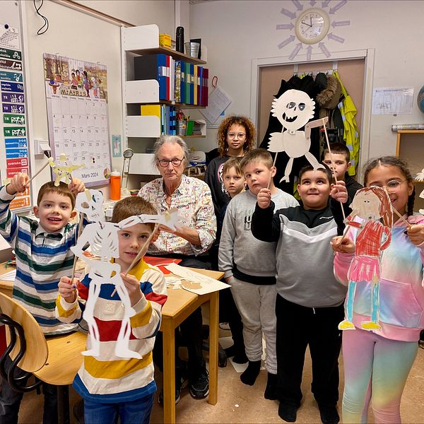 Sverigefinska klassen på Emausskolan visar upp sina skuggfigurer
