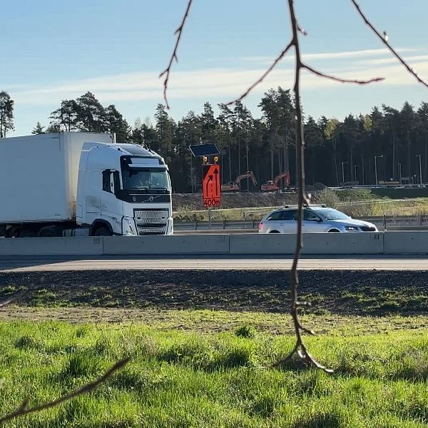 Ett körfält är avstängt på E20 i Marieberg i Örebro.