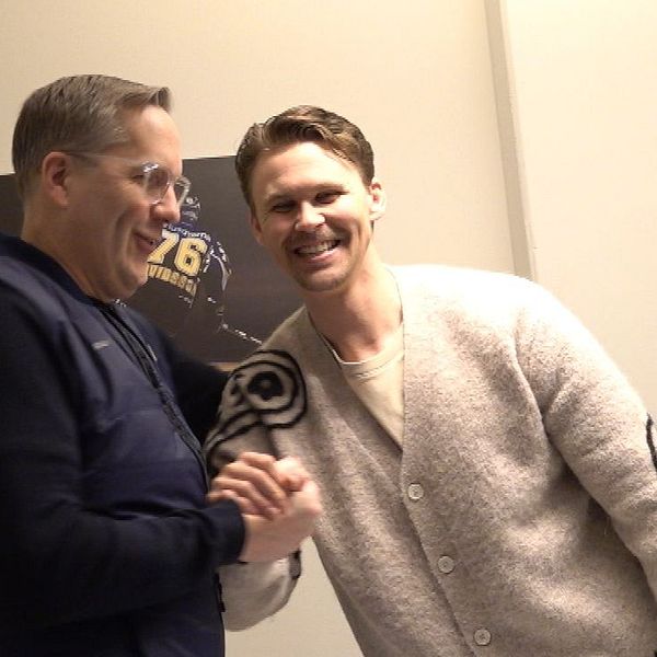 Richard Nylin och David Ullström står i ett rum med kontorsinredning och en kaffekopp på en hylla.