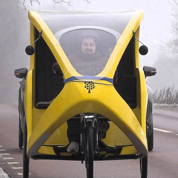 Daniel Gustafsson cyklar i en gul tuk-tuk