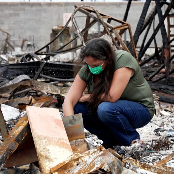 Kvinna boende på Maui i spillrorna av sitt hem efter bränderna i somras