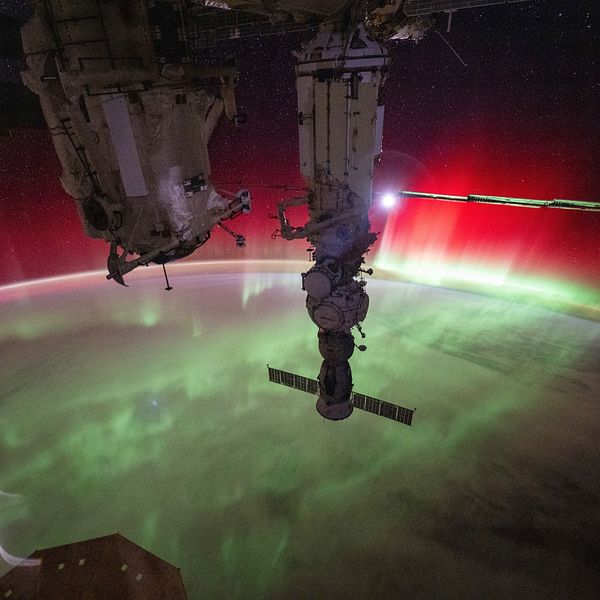 Rymdstationen ISS och norrsken