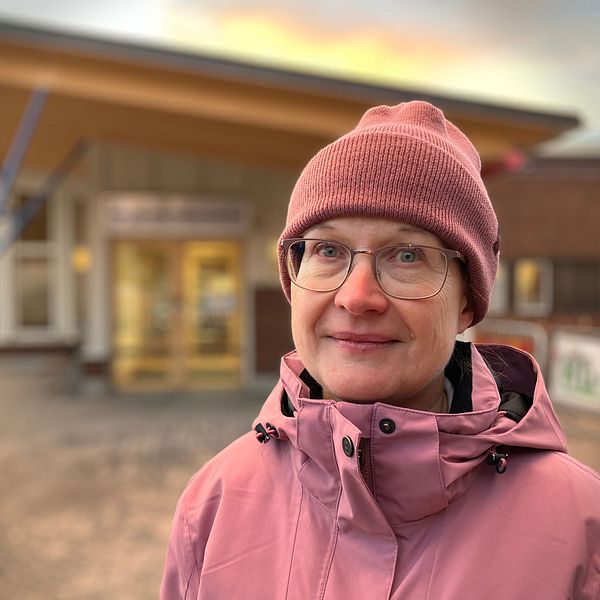 kvinna som står utanför hälsocentral