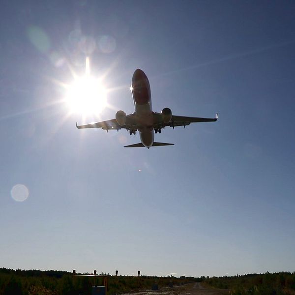 Flygplan mot solen över Örebro flygplats